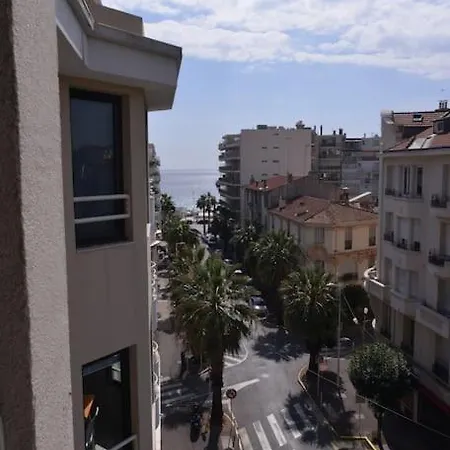 Beautiful Design Next To The Sea Apartment Antibes